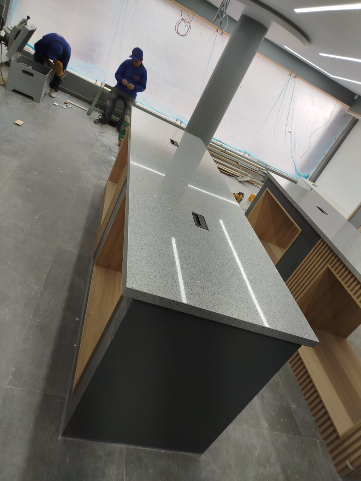 Vista panorámica del proyecto comercial completo en proceso de instalación